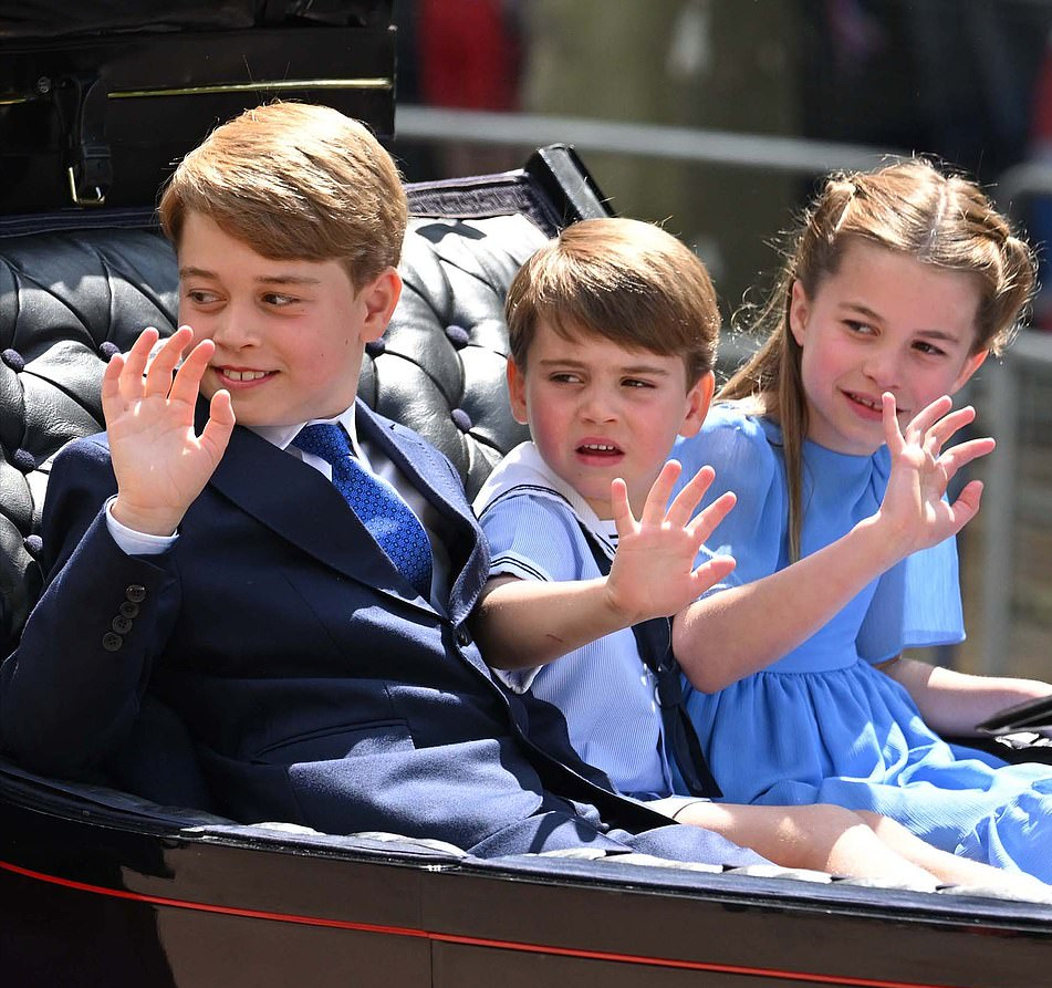 金·卡戴珊|有钱也不好使？英王室拒绝金卡戴珊参加皇家派对，金姐穿金色真闪