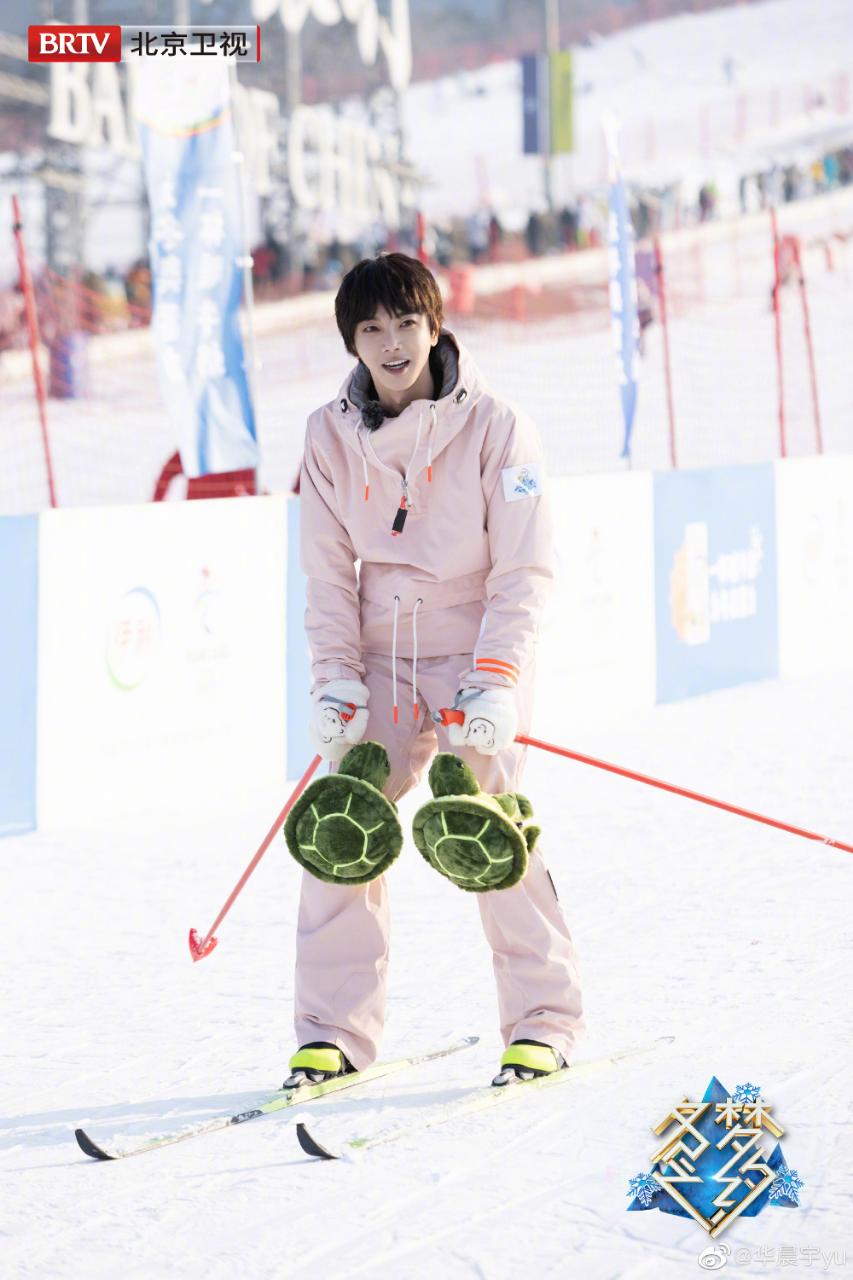 华晨宇|歌王华晨宇加盟冬梦之约，身穿粉色滑雪服，化身“公园小抢手”