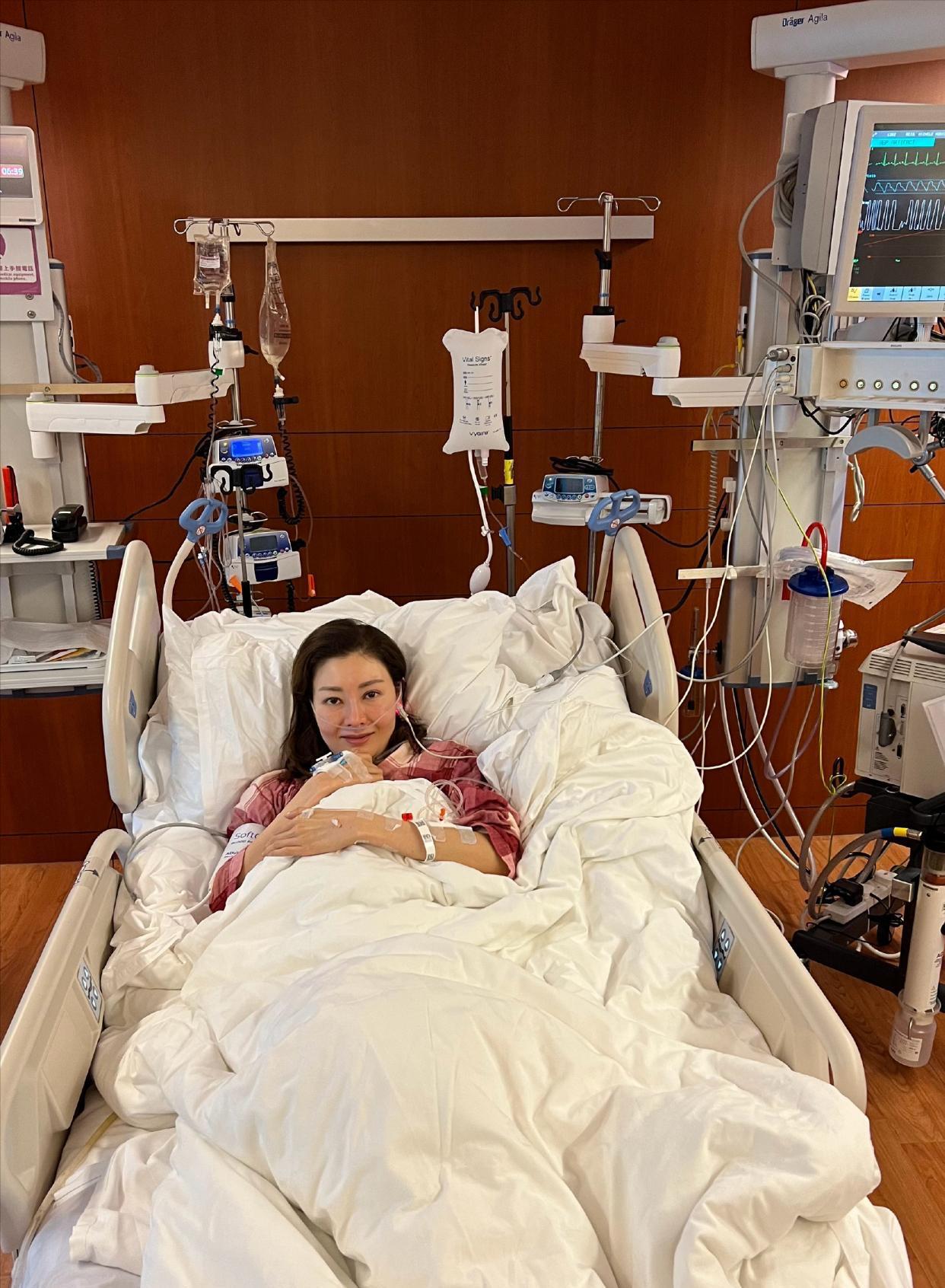 李嘉欣|李嘉欣晒登封写真照,穿“纸片衣”露出美背,首次透露住ICU细节