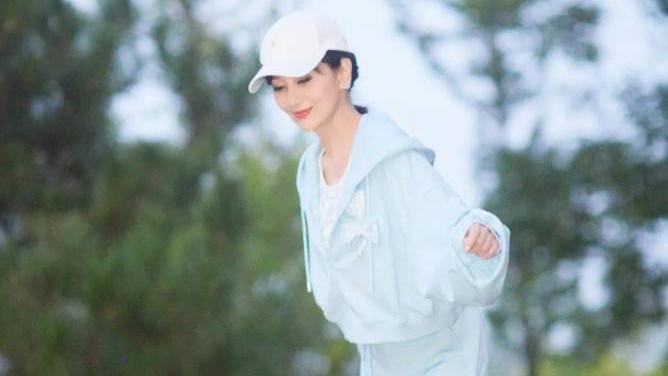 赵雅芝|赵雅芝美照刷屏，玩滑板、骑机车，她的69岁凭什么这么酷？