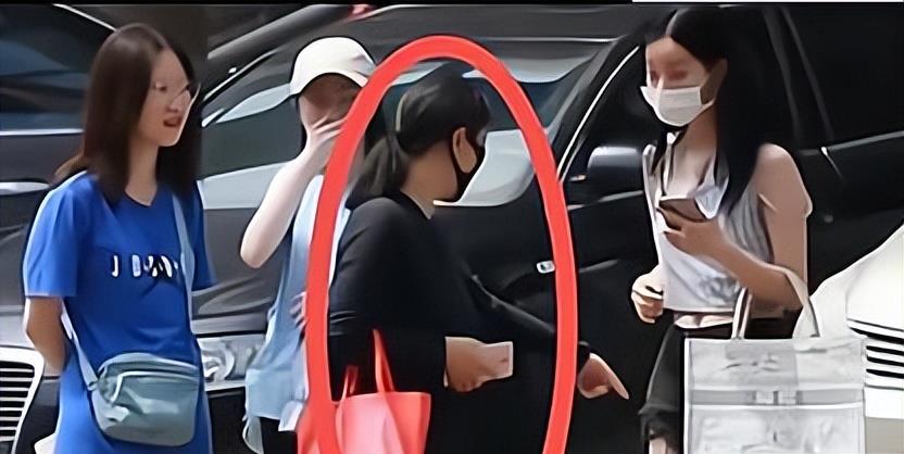 回顾:女子穿清凉装上街被大妈辱骂,路人怒怼:不要多管闲事