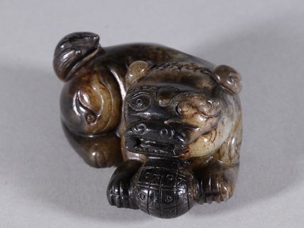 狮子|旧藏【和田玉籽料狮子戏绣球摆件】