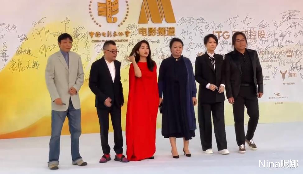 章子怡|张艺谋40岁长女彻底翻身!穿红裙走红毯独当一面,红唇卷发撞脸章子怡