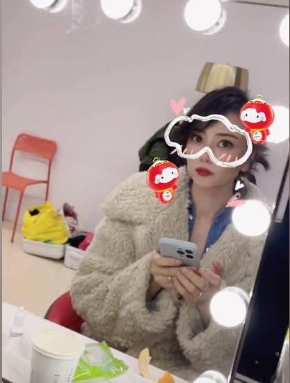 高圆圆|高圆圆加美颜后颜值失真，私人行李箱曝光，杂乱但接地气