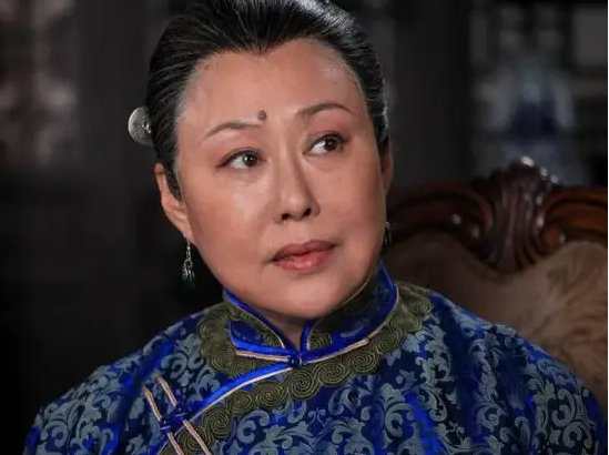 国籍|斯琴高娃放弃军人身份，把国籍改到了瑞士，国内无底线的捞金