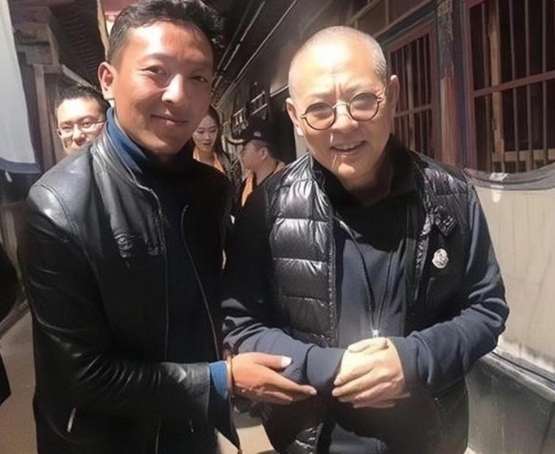 李连杰|李连杰父女欧洲度假!59岁状态回春依然帅气十足,女儿穿背心身材好