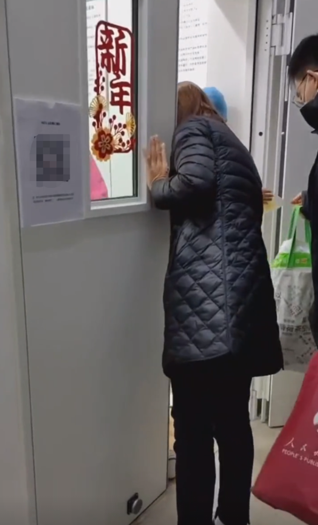 闫学晶|闫学晶50岁荣升奶奶，举手机狂拍难掩喜悦