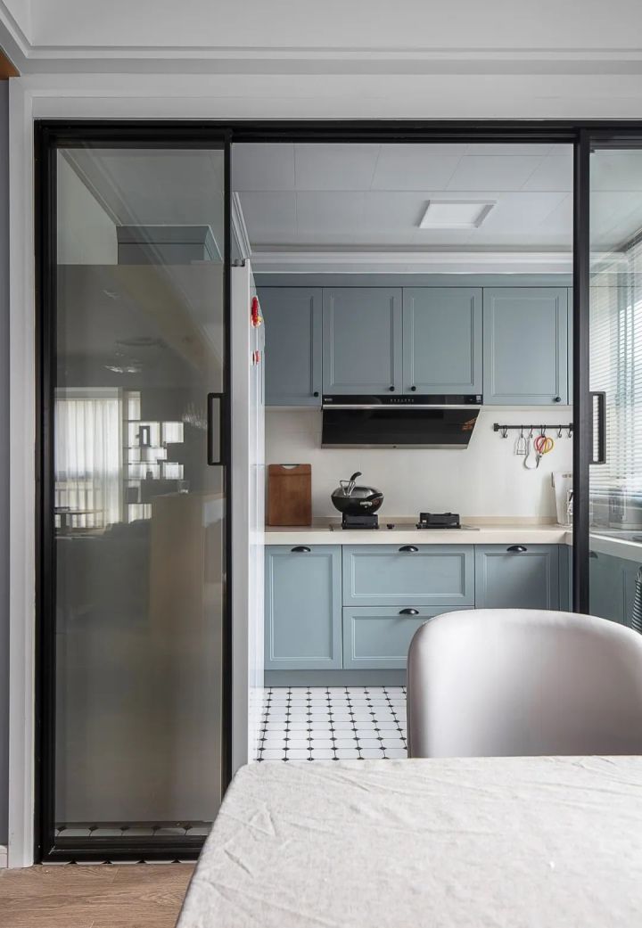 128平北欧风三居室 灰蓝色调+温润木质打造生活的柔和质感