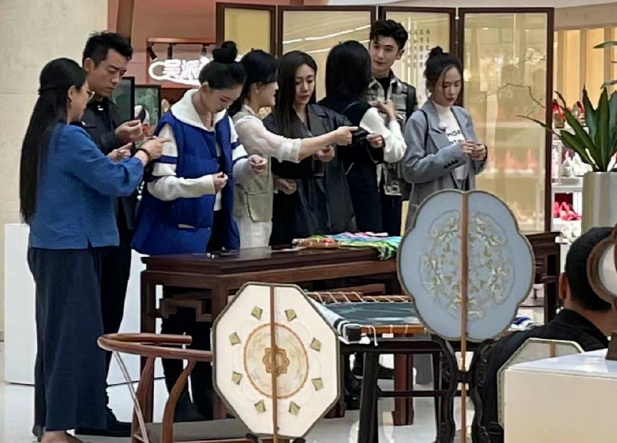 苗苗|郑恺苗苗现身苏州婚纱城,两人挽手秀恩爱,苗苗产后复工状态极佳