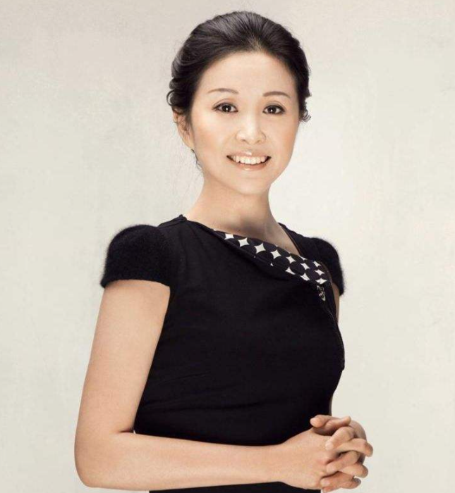 黄菡|情感导师黄菡：表白被拒两次，倒追丈夫恩爱30年