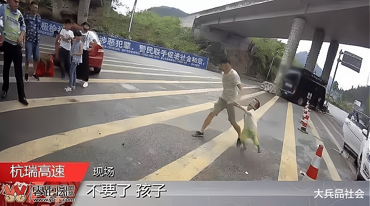 送重病父亲去医院因超员被查,男子怒将儿子丢出车外,网友怒了