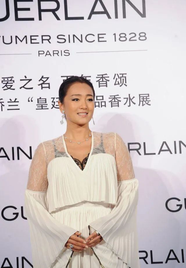 鸡蛋 巩俐从不刻意显瘦,一袭白色连衣裙潇洒帅气,拼接蕾丝太显壮硕