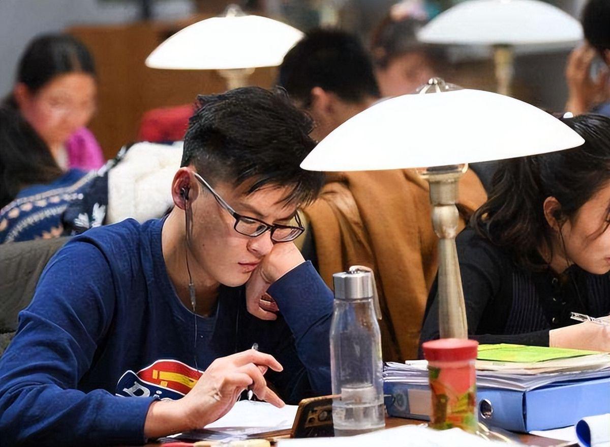 啃老族|“新型啃老族”悄然兴起，用“考试”来逃避现实，父母有苦说不出