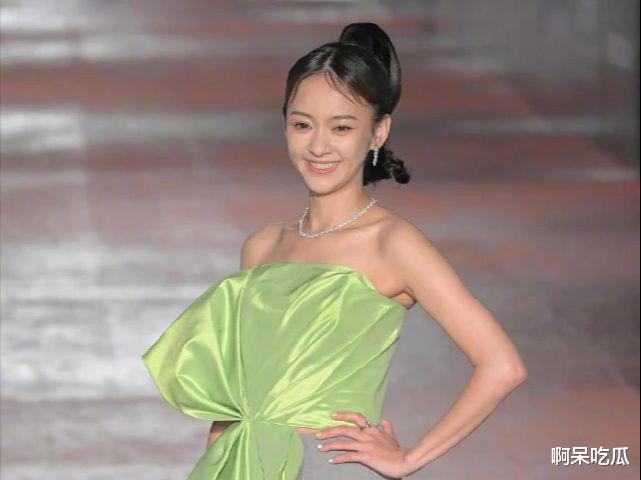 明星|明星礼服变吸水抹布?金钟奖红毯太土气,积水严重堪称灾难现场