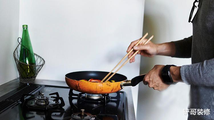 厨房燃气灶全都油污怎么办？老保洁支几招，干净卫生无残留