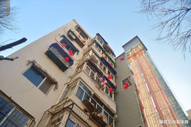 因阳台互通,女子穿睡衣在阳台上和男邻居聊天引起争议