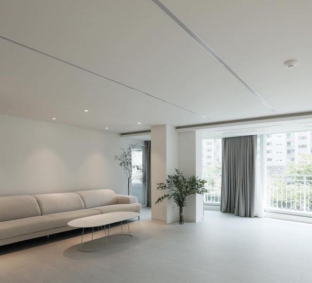 170大平层，放张沙发和茶几就够用了，客厅家具越简单越舒适！