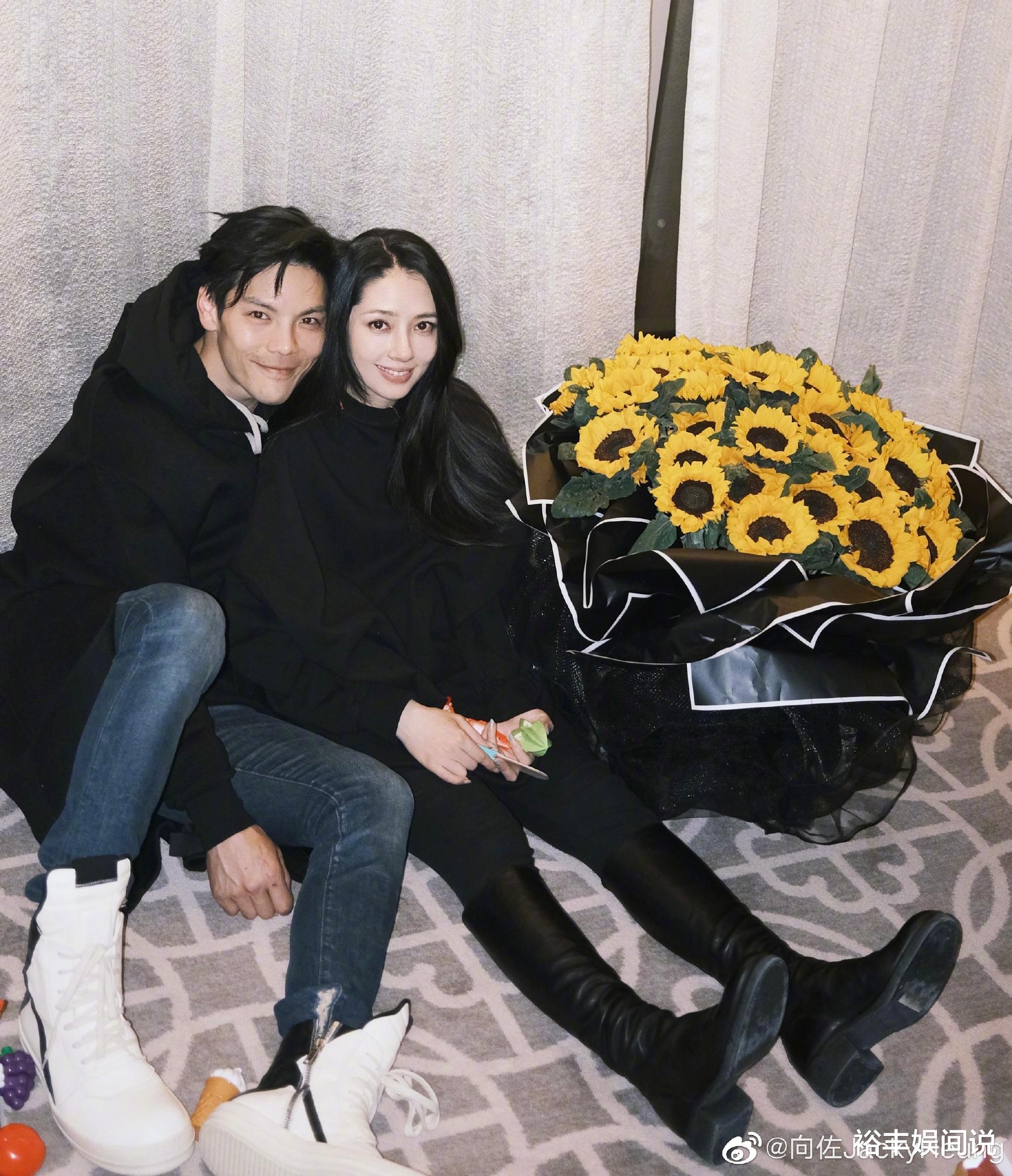 向太|向佐为妻子和妈妈庆生，一家五口温馨同框，婆媳关系似亲生母女