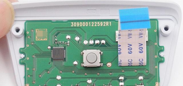 |拆解索尼PS5DualSense手柄，探索自适应扳机，双线性震动马达