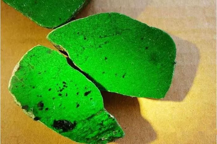 金刚菩提|小伙花2000块买了三块翡翠原石,一刀下去以为是“帝王绿”!