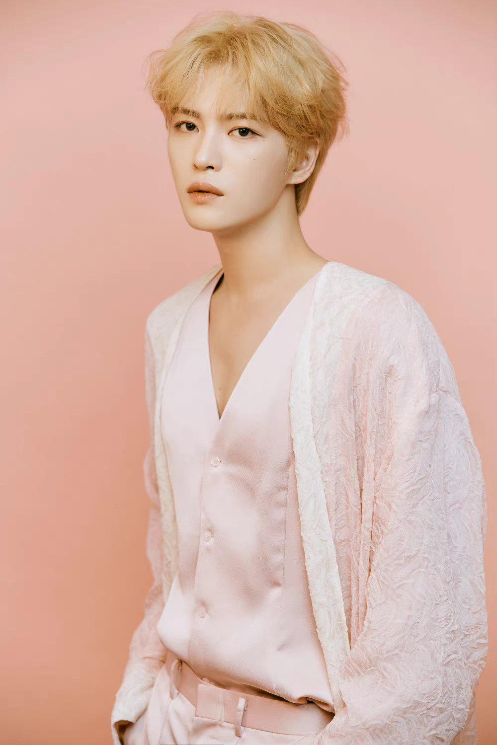 金在中|36岁金在中登顶2022年韩国音乐人富豪榜，网友：真是有钱又有颜