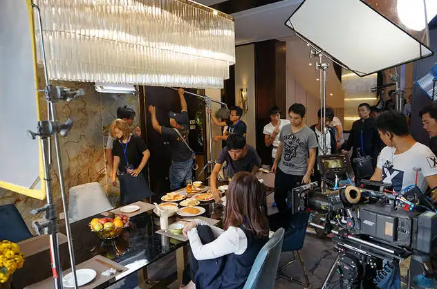 万梓良|万梓良拍摄花絮再遭吐槽，身披红布略显怪异，摄影设备仅有一台