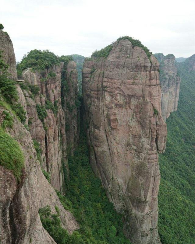 案例：因挖路前夫妻结怨，男子同儿子杀害对方，女子陈尸山崖
