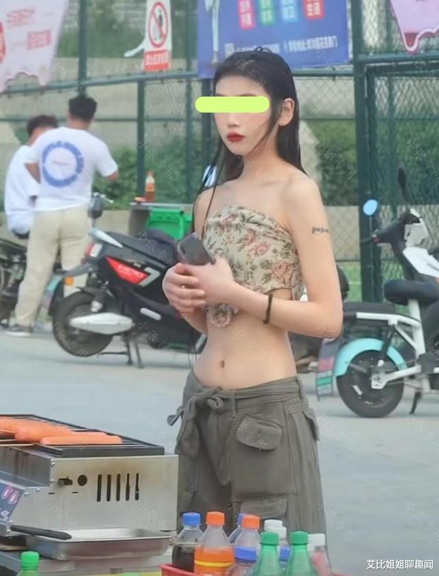 大街上,一女子穿着清凉去找男友,引发网友热议