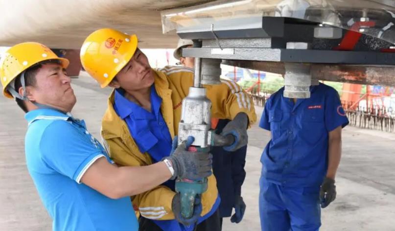 |一大批22届本科毕业生，进厂拧螺丝，“读书无用论”再度风起云涌