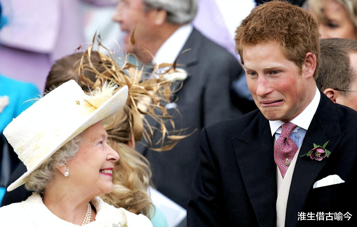 |祖孙情：1995年11岁的哈里为祖母女王撑伞，25年后他给梅根打伞