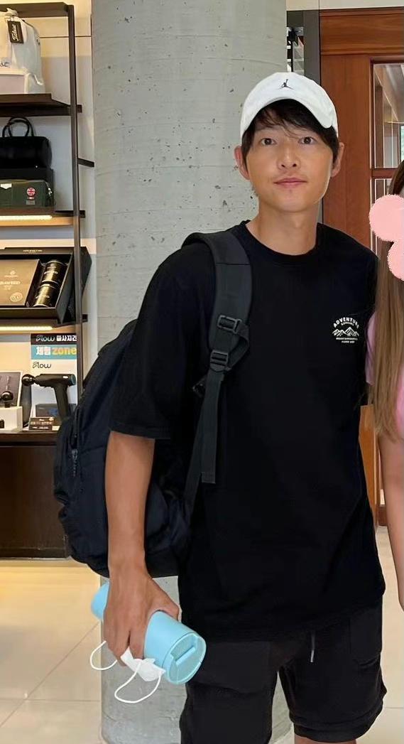 宋仲基|宋慧乔离婚后皮肤仍紧致年轻，宋仲基却显衰老，新照片有点认不出