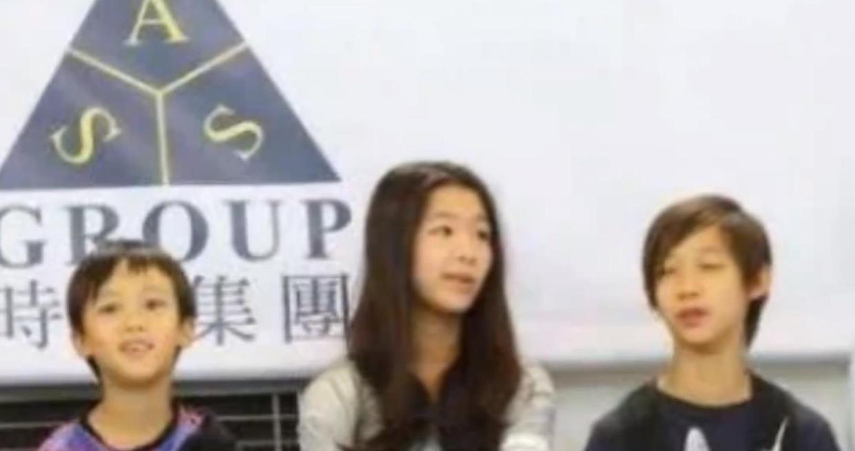 伏明霞|43岁伏明霞气质不俗！70岁老公疲态尽显，19岁女儿收获半山豪宅