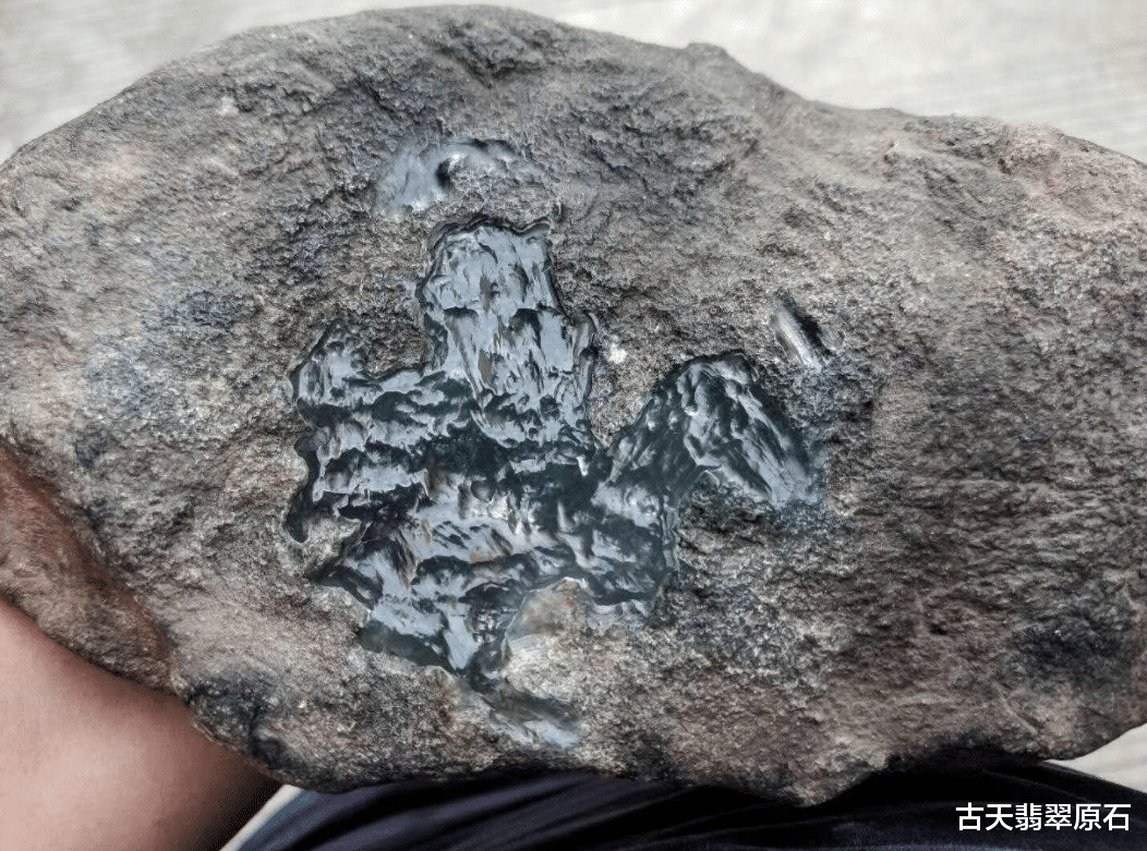 翡翠|得有多少运气才能玩到这样的木那料?窗一开出来就知道要涨“翻了”!