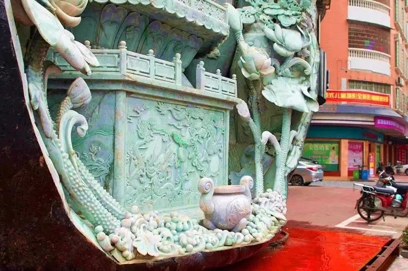 翡翠|土豪楼主请来镇楼之宝，里外包裹3层，全程保安押送，里面竟然是…