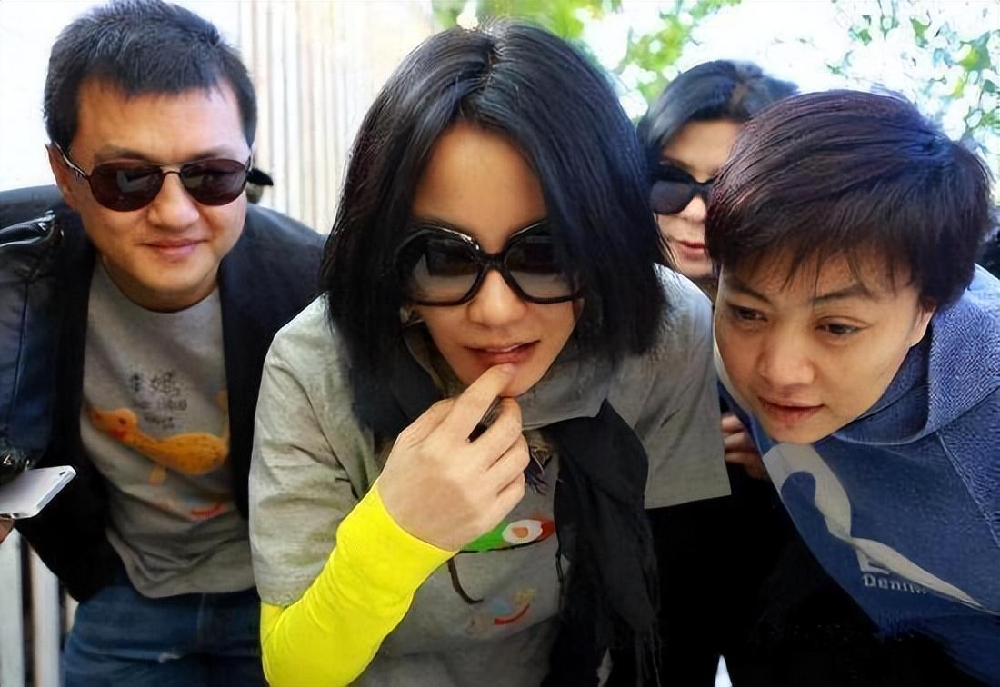 景岗山|55岁景岗山回应嗜酒,儿女都已考上大学,老婆是李亚鹏的经纪人