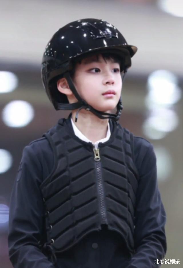 曹颖|曹颖晒和儿子骑马照,下巴五官好像,儿子大眼睛天鹅颈比女神还美