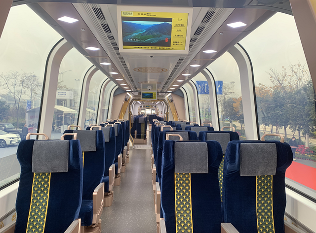 泸州|全球首列全景旅游列车，“天空之镜”超大曲面车窗，直通雪山脚下