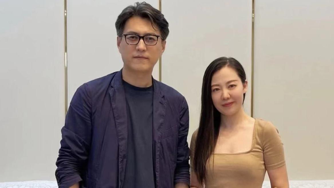 靳东|45岁靳东和网红同台合影，眉眼憔悴白发明显，女方神似熊黛林大方示爱