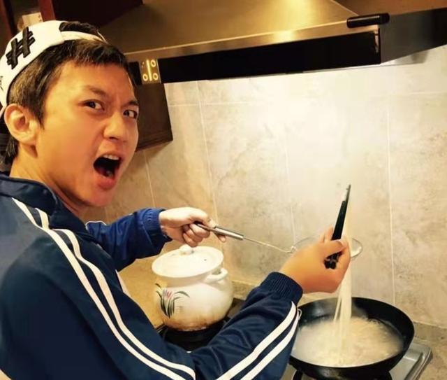 参观邓超现实的豪宅，家里大门是全铜设计的，装修太奢华了