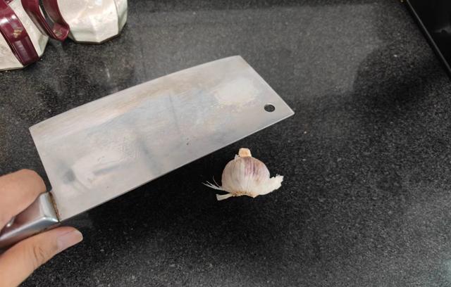 菜刀不能拍大蒜?20年老铁匠揭秘4个关键原因,网友:涨知识了