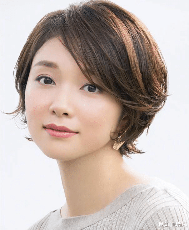 卷发 ?为何中国主妇喜欢烫小卷,而日本主妇更偏爱大卷?你更爱哪种?