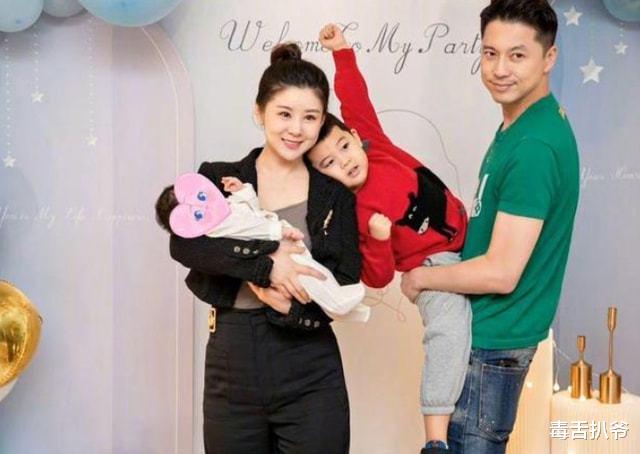 李小萌|李小萌首晒小儿子正脸照,模样清秀超呆萌,与爸爸王雷神似