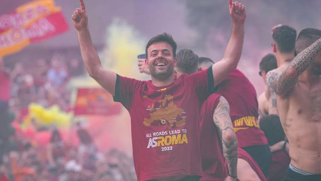 罗马|球迷团体在罗马训练基地外，悬挂条幅，反对罗马与热刺的友谊赛