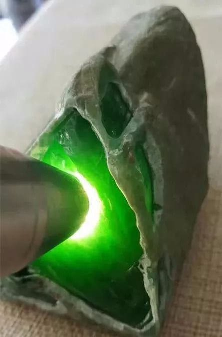 翡翠|不可能吧?一小块翡翠原石,能换来好几台法拉利