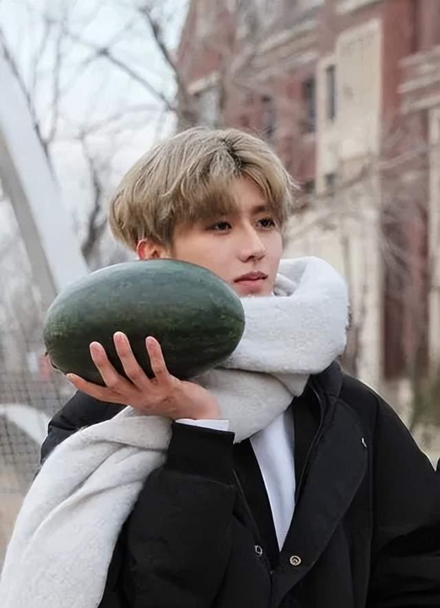 蔡徐坤|蔡徐坤向基层人员捐赠物资，希望与爱从未离开，网友大赞！