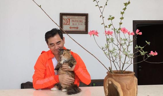 赵文瑄晒出自己的豪宅,生活方式像文人雅士,阳台还建有荷花池