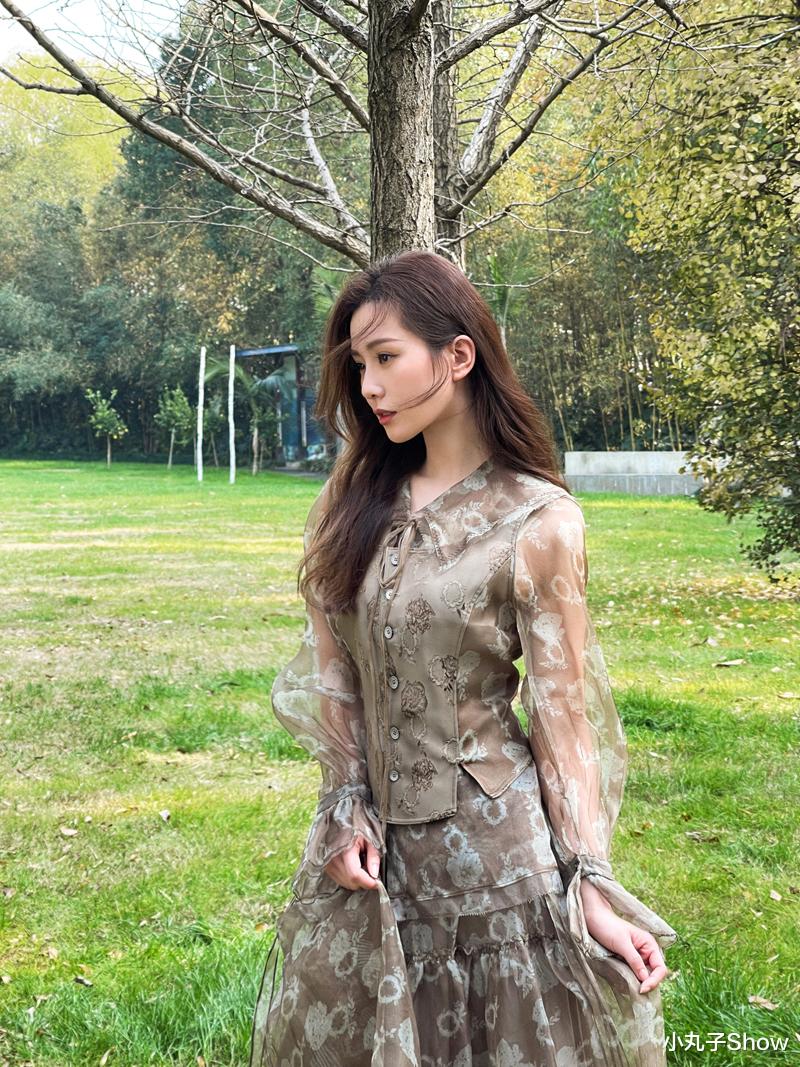 刘诗诗|气质真好！刘诗诗拍鲜花写真大片，穿白色连衣裙让人移不开眼睛