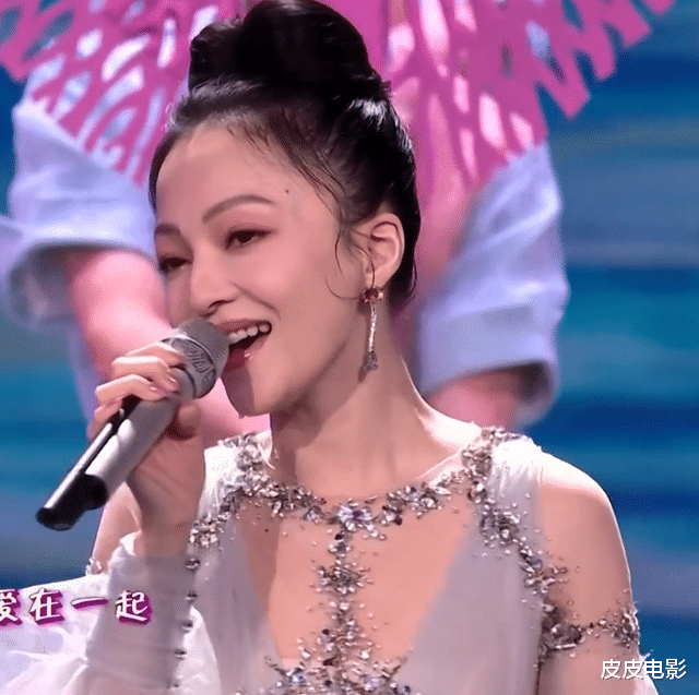 春晚|春晚最惊艳女星：李思思丝绒天鹅颈，李宇春性感，伊丽媛华贵雍容