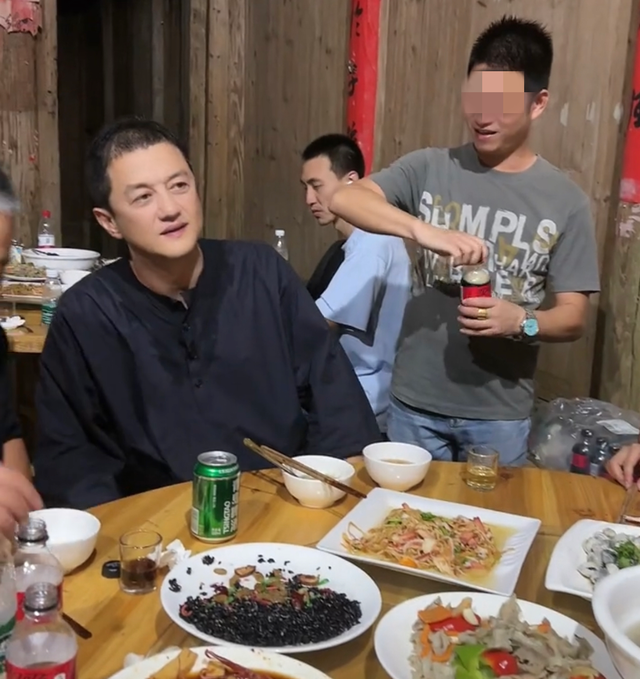 李亚鹏|李亚鹏现身农村吃席，喝4元啤酒无架子，被白发长辈敬酒手足无措