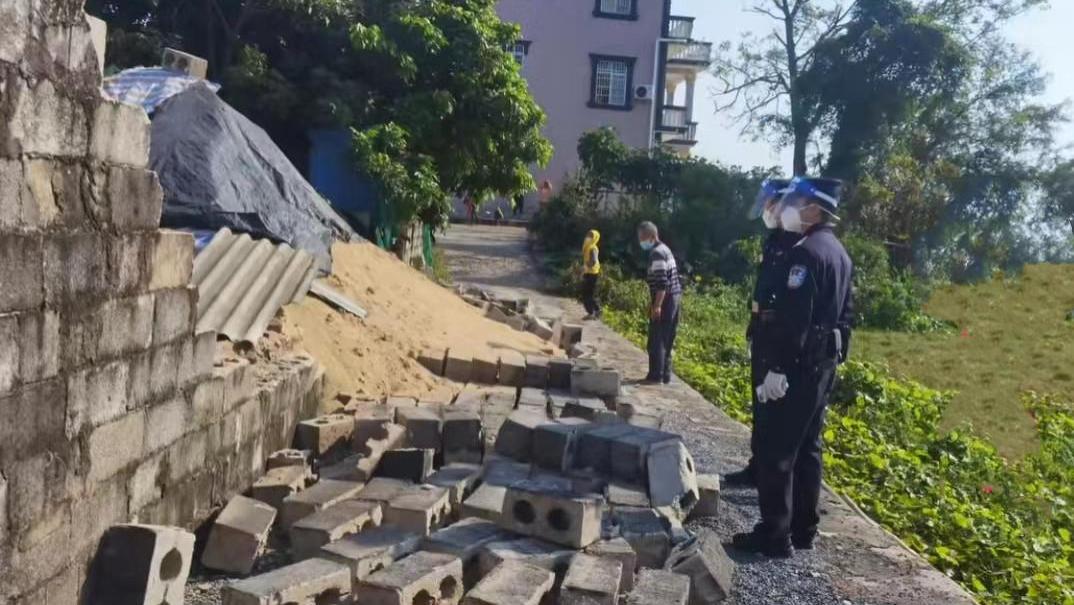 广西一女子和邻居闹矛盾后，自家出路经常被堵，吵闹1年也没解决